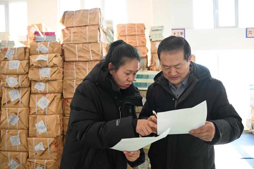 内蒙古乌兰浩特市：备教材 迎开学